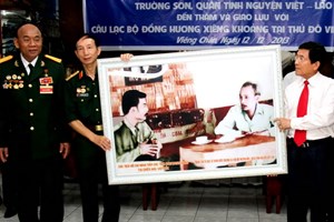Truong Son club exchanges with overseas Vietnamese in Laos